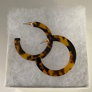 Resin tortoiseshell hoop earrings